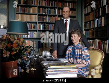Asker 1983-05: Le couple du Prince héritier à Skaugum. Le couple du prince héritier norvégien, le prince héritier Harald et la princesse Sonja, ont photographié ensemble à Skaugum sur 19 mai 1983. Ici au bureau. En arrière-plan, étagères avec livres. (Crown Princess dans une robe à motifs avec des rayures bleues et rouges.) Photo: Bjørn Sigurdsøn Banque D'Images
