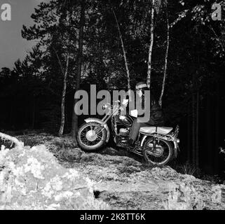 Oslo, Hvervenbukta octobre 1963. Le Oslo Youth Motorsent se trouve à 13 km du centre d'Oslo. La salle de réunion, l'atelier, la piste de terrain et la salle de passe-temps sont construits avec le soutien municipal et les efforts impressionnants des garçons et des filles dans OMS. Photo: Ivar Aaserud / courant / NTB Banque D'Images