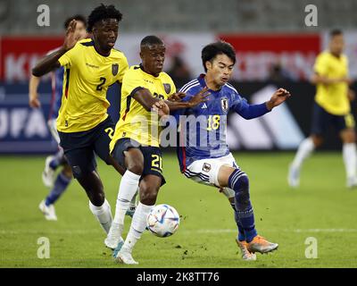 DUSSELDORF - (lr) Jackson Porozo de l'Équateur, Jhegson Mendez de l'Équateur, Kaoru Mitoma du Japon pendant le Japon-Equateur amical international à l'arène de Dusseldorf sur 27 septembre 2022 à Düsseldorf, Allemagne. ANP | hauteur néerlandaise | Maurice van Steen Banque D'Images