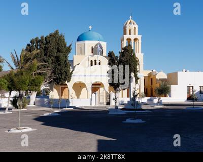L'église Saint George aka Perivolas, Oia, île Egée de Santorini. Banque D'Images