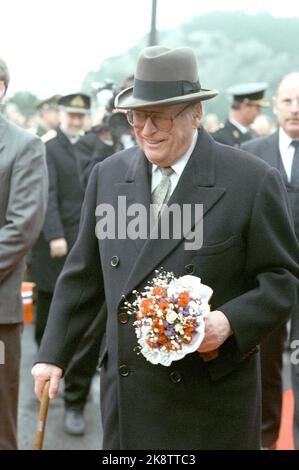 Bergen 19890330. Le roi Olav ouvre la grue à huile qui conduit l'huile d'Oseberg à Sture à Øygarden. Ici, un roi Olav souriant avec un bouquet de fleurs arrive à l'événement. Photo ; Torolf Engen NTB / NTB Banque D'Images