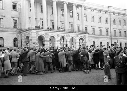 Oslo 19450607: Journées de la paix 1945. Une foule enthousiaste a accueilli la famille royale de retour en Norvège sur 7 juin 1945. Ici, la famille royale sur le balcon du château, tout en encourageant les gens défile le passé. Photo: NTB / NTB Banque D'Images