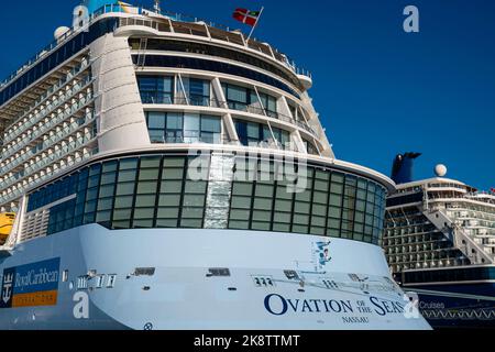 Photographie de navires de croisière ancrés dans le port de Victoria. Victoria, Colombie-Britannique, Canada. Banque D'Images