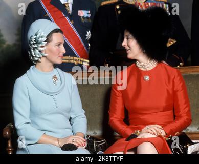 Oslo février 1973. Reine Margrethe du Danemark lors d'une visite officielle en Norvège. Crown Princess Sonja (t Queen Margrethe en robe rouge avec chapeau de fourrure et princesse de couronne Sonja en robe bleu clair avec chapeau. Photo: Erik Thorberg NTB / NTB Banque D'Images