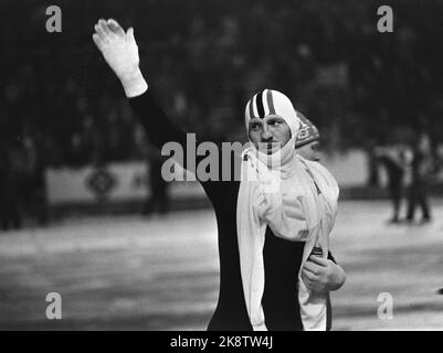 9 février 1975 d'Oslo. Championnats du monde au stade Bislett. Sten Stensen gagne 5000 mètres, ici il se fait une vague vers le public. Photo: NTB / NTB Banque D'Images