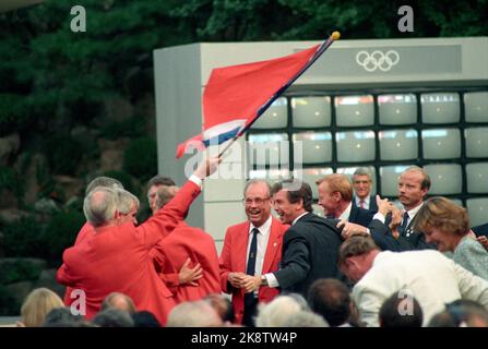 Séoul 1988-09-15:-et le gagnant est Lillehammer! Les Jeux olympiques d'hiver de 1994, Lillehammer, Norvège. La délégation olympique norvégienne présente à Séoul applaudisse. Sur la photo, notamment Ole Sjetne, Hallvard Bakke et Hans B. Skaset. Tore Strand avec le drapeau norvégien. Photo: Inge Gjellesvik Banque D'Images