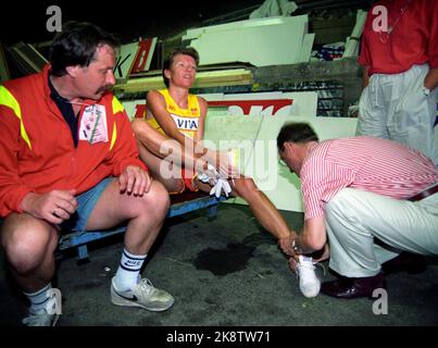 Oslo juillet 1991. Ingrid Kristiansen pleure pendant les Jeux de Bislett. À son entraîneur, Johan Kaggestad. Photo; Lasse Evensen / NTB Banque D'Images