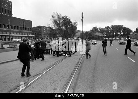 Oslo197206. La Compagnie tzigane de 65 Tsiganes apatrides, qui sont venus en Norvège de Finlande sans permis d'entrée, a été expulsée et transportée hors du pays avec des cartes de police. Les voitures tziganes étaient en si mauvais état que le compagnon a été transporté par un train spécial de NSB de Fauske à Kristiansand. À Oslo, des manifestants étaient présents pour arrêter le train lorsqu'il passait devant la place de l'hôtel de ville tôt le matin, mais un grand nombre d'agents de police ont obtenu le nettoyage de la piste du port. Photo NTB / NTB Banque D'Images