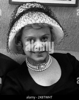 Mysen 19600830 Foundation of the Gold Club, le club pour tous les athlètes et femmes norvégiens qui ont remporté l'or aux Jeux Olympiques. Voici le coureur d'art Sonja Henie, avec joli chapeau avec voile. Photo: Børretzen / courant / NTB Banque D'Images