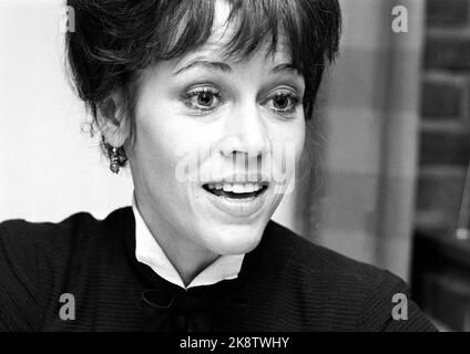 Røros 19721209: L'acteur Jane Fonda est à Røros pour jouer Nora dans le film "A Doll's House". Ici, elle est interrogée par le courant, commentant la guerre des Américains au Vietnam. Photo: Ivar Aaserud / courant / NTB Banque D'Images