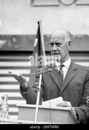 Hamar 196309 l'ancien Premier ministre Einar Gerhardsen lors de la campagne électorale du Parti travailliste avant les élections municipales. Ici, il visite Hamar. Gerhardsen sur la chaire, parlez et gesticulez. Photo: Ivar Aaserud / courant / NTB Banque D'Images