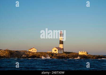 Photographie du phare de Race Rocks, dans la mer Salish, à l'extérieur de Victoria, Colombie-Britannique, Canada. Banque D'Images