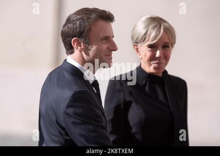 Vatican, Vatican, le 24 octobre 2022. Le président français Emmanuel Macron et sa femme Brigitte arrivent dans la cour de San Damaso pour une rencontre avec le pape François. Crédit: Maria Grazia Picciarella/Alay Live News Banque D'Images