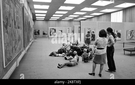 Oslo à l'automne 1971. Premier musée de Norvège, le Musée Munch ouvre ses portes aux enfants de cinq à sept ans. Les jardins d'enfants sont les bienvenus à une visite du guide, puis ils se déplient dans une salle de dessin et de jeux. Photo: Ivar Aaserud / courant / NTB Banque D'Images