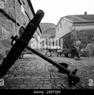 Halden 1961. 'Virgo dans la haute' forteresse de Fredriksten à Halden. Les chevaux de combat escarpés ont disparu. La palette de fjord qui transporte le sable en deux roues, prévaut seule. Son propriétaire, Arne Akerbekk, a été un conducteur à Fredriksten une longue vie. Il a travaillé sous 15 commandants. En 1905, il devinait des vaches dans la zone de la forteresse, âgée de 10 ans. 300th anniversaire de 2 mai 1961. Photo: Aage Storløkken / actuel / NTB Banque D'Images