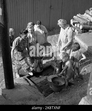 Drøbak 19470902 la sécheresse et la pénurie d'eau à l'été 1947 ont également été remarquées à Drøbak. L'eau a été fermée dans tout Drøbak, et tout le monde a été appelé à aller chercher de l'eau dans des seaux. PHOTO: LYNAU / NTB / NTB Banque D'Images