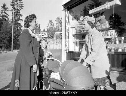 Oslo 19591031 bloc 12 Rise a Life dans certaines villes drabennes d'Oslo. Dans une ville terne, il n'y a pas de barrières entre voisins. Là, les maisons sont séparées par des pelouses vertes. Les mères avec enfants se rencontrent à l'extérieur du magasin à Østensjøbyen. Photo: Sverre A. Børretzen / actuel / NTB Banque D'Images