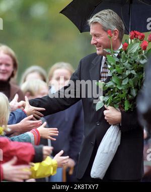 Oslo 19971017: Le Vice-Premier Ministre Thorbjørn Jagland reçoit des fleurs et des félicitations après sa retraite en tant que Premier Ministre. FTO: Ørn Borgen / NTB Banque D'Images