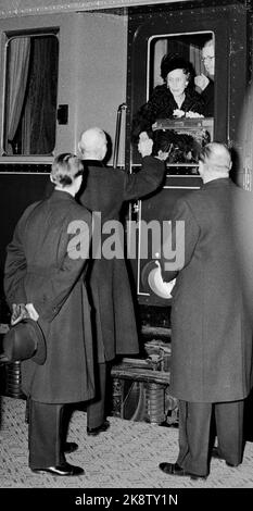 Oslo 195203. Le roi Gustaf Adolf et la reine Louise de Suède quittent la Norvège après trois jours de visite officielle. Ici, nous voyons Prince Harald ( photo: Archive NTB Jan Stage / NTB Banque D'Images