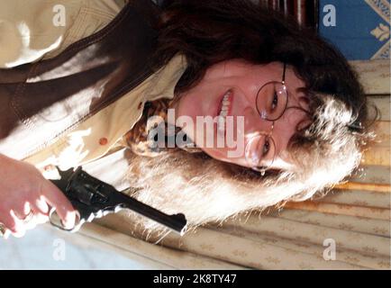 Oslo 19950330: L'auteur Anne Holt, auteur du crime et ancienne avocate de police, a reçu aujourd'hui le prix Riverton pour "les bienheureux sont ceux qui ont soif" portrait souriant avec revolver. Photo: Knut falch / NTB Banque D'Images