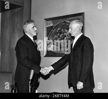 Oslo 19651012 changement de gouvernement. Le gouvernement Gerhardsen prend sa retraite et le gouvernement Borten prend la relève. Ici, changer le bureau du premier ministre. L'ancien premier ministre Einar Gerhardsen (TH) souhaite la nomination du nouveau premier ministre Per Borten Bonne chance. Photo: NTB / NTB Banque D'Images