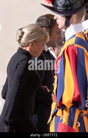 Vatican, Vatican, le 24 octobre 2022. Le président français Emmanuel Macron et sa femme Brigitte arrivent dans la cour de San Damaso pour une rencontre avec le pape François.Credit: Maria Grazia Picciarella/Alay Live News Banque D'Images