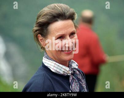 Norvège occidentale, 199308 : croisière en argent. Voyage Westland. Le couple royal norvégien, la reine Sonja et le roi Harald, organisent des croisières en Norvège occidentale à l'occasion de leur mariage d'argent. Photo: Photo: Skageflå par le Geirangerfjord. La conséquence royale est à terre par le Geirangerfjord. Deuxièmement, une randonnée plus longue a suivi jusqu'au plateau de Skageflå. Ici la reine Sonja. Photo: Bjørn Sigurdsøn Banque D'Images