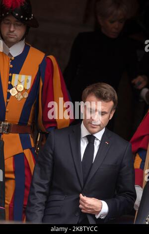 Vatican, Vatican, le 24 octobre 2022. Le président français Emmanuel Macron et sa femme Brigitte quittent le Vatican après une rencontre avec le pape François. Crédit: Maria Grazia Picciarella/Alay Live News Banque D'Images