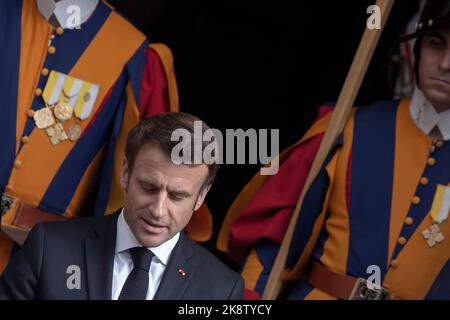 Vatican, Vatican, le 24 octobre 2022. Le président français Emmanuel Macron et sa femme Brigitte quittent le Vatican après une rencontre avec le pape François. Crédit: Maria Grazia Picciarella/Alay Live News Banque D'Images