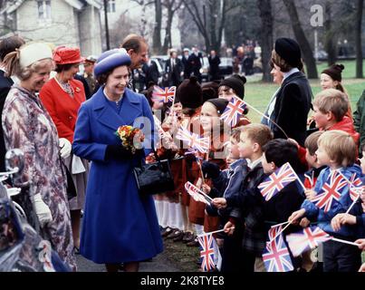 Oslo 19810507. La reine Elizabeth en Norvège avec son mari le prince Philip. Ici, ils viennent à l'ambassade d'Angleterre pour planter un arbre. Les enfants de l'école anglaise avec des drapeaux étaient venus en avant pour leur rendre hommage. Manteau et chapeau bleus, sac et gants noirs, bouquet de fleurs. Photo: Erik Thorberg / NTB / NTB Banque D'Images