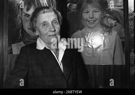 Oslo 19811008: Authoresor Astrid Lindgren présente son nouveau livre sur Ronja Røverdatter. Dans la photo de fond de deux personnages célèbres des livres de ses enfants, à savoir Lille Ida des livres Emil et Pippi des livres de Phippi Longstocking. Photo Bjørn Sigurdsøn / NTB / NTB Banque D'Images