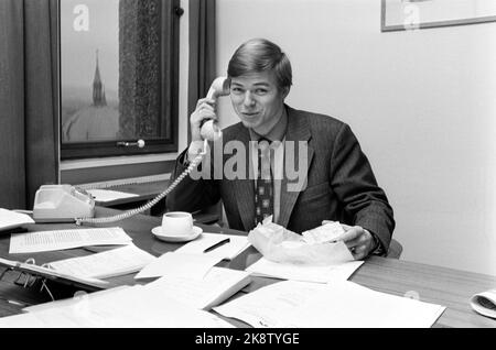 Oslo novembre 1972 Kjell Magne Bondevik, homme politique de la KRF, est le plus jeune secrétaire d'État de Norvège, âgé de seulement 25 ans. Il étudie la théologie à côté du poste et est président de la jeunesse du Parti populaire chrétien, KrFU. Il s'assoit dans son bureau et parle au téléphone. Mangez sa boîte à lunch. Photo: Aage Storløkken / actuel / NTB Banque D'Images