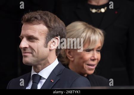 Vatican, Vatican, le 24 octobre 2022. Le président français Emmanuel Macron et sa femme Brigitte quittent le Vatican après une rencontre avec le pape François. Crédit: Maria Grazia Picciarella/Alay Live News Banque D'Images