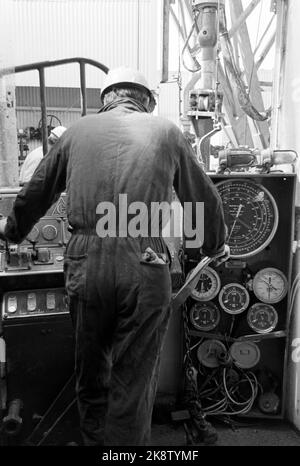 Mer du Nord 1970 milliards des profondeurs? Il y a des forages pétroliers dans la mer du Nord et des vues sur les gains d'aventure. La Norvège pourrait tirer d’énormes revenus du pétrole. Un homme important sur la plate-forme, avec une vue d'ensemble de la façon dont il est en bas là où la couronne de forage creuse à travers les différentes couches de la croûte terrestre sur le chemin vers la ligne de pétrole profondément en bas à 3300 mètres. Photo: Sverre A. Børretzen / actuel / NTB Banque D'Images