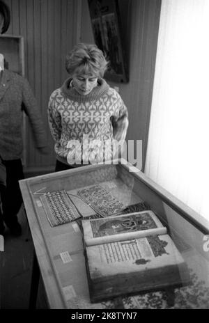 Boris Gleb, soviétique avril 1965. 'Armes touristiques russes: Vodka'. Visa - accès gratuit à l'Union soviétique. Boris Gleb peut tenter avec une exposition d'art, un cinéma et des visites à la centrale, mais la plus grande lure est Vodka. Ici, une visite de la vieille église qui agit comme un musée d'art. Photo: Sverre A Børretzen / actuel / NTBSCANPIX. Banque D'Images