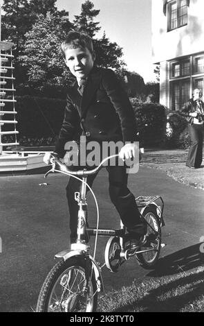 Asker 1979. Le Prince Haakon Magnus fait des cycles à Skaugum. Photo de la NTB : Vidar Knai / NTB Banque D'Images