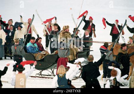 Lillehammer Jeux olympiques d'hiver de 19940212 à Lillehammer. Cérémonie d'ouverture. Le roi Harald et la reine Sonja arrivent à cheval et en traîneau. Photo: Lise Åserud / NTB Banque D'Images