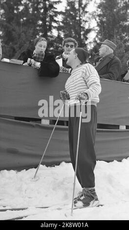 Norefjell 19530222. La princesse Ragnhild et Erling Lorentzen sur le ski de Norefjell. Nous voyons ici la princesse Ragnhild fumer des cigarettes en conversation avec son fiancé Erling Lorentzen. La princesse Astrid avec lunettes de soleil était également présente. PHOTO: NTB ARKIB / NTB Banque D'Images