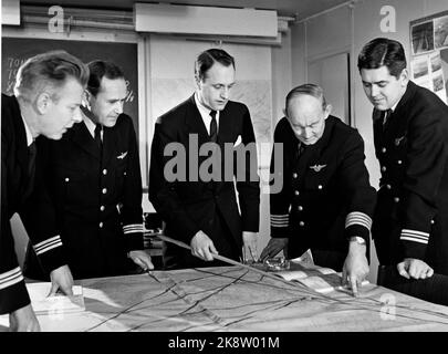 Copenhague, Danemark 19570224 SAS écrit l'histoire des vols en ouvrant la première route de vol au monde au-dessus du pôle nord géographique. Voici les membres de l'équipage qui planifient le voyage. De V: Navigator Anders Sannes, l'ingénieur de vol Tom Fidjeland, l'officier de briefing Arne Haeger, le capitaine Aage Fedall-Hansen et le troisième pilote K.E. Segerman. Photo: Archives NTB / NTB Banque D'Images