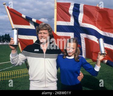 Larvik, 19790812 NM en athlétisme. Les trophées de King pour Knut Hjeltnes (Diskos) et Grete Waitz (run) ici les deux avec les trophées, et avec les drapeaux norvégiens en arrière-plan. Photo: Svein Hammerstad / NTB / NTB Banque D'Images