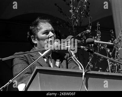 Oslo 19740501. Célébration de 1 mai à Oslo. Le président syndical en fer et en métal, Ragnar Kalheim, sur la chaire de Youngstorget. Photo / NTB / NTB Banque D'Images