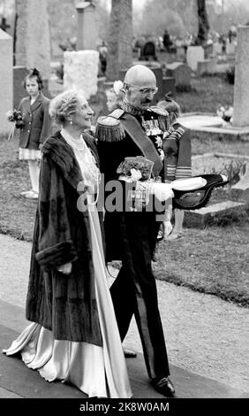 Asker 19530515. Il y a eu une grande fête populaire le jour du mariage de la princesse Ragnhild et du propriétaire du navire Erling Lorentzen lorsqu'ils se sont mariés à l'église Asker. Ici, nous voyons le roi Haakon et la princesse Ingeborg de Suède après le mariage sur le chemin de la voiture d'attente. Robe longue avec fourrure et diadem. Photo: SV. A. Børretzen / courant Banque D'Images