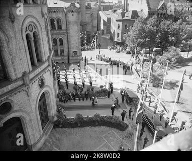 Oslo 19550607. Le 50th anniversaire de la résolution 1905 de l'Union. La famille royale au Storting à l'occasion du 50th anniversaire de la résolution 1905 de l'Union. Le roi Haakon et les autres membres de la maison royale arrivent à la réunion du mémorial au Storting. Photo: Børretzen / Storløkken / Pagano / actuel / NTB Banque D'Images