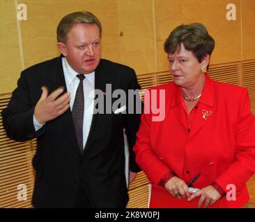 Oslo 199410 : visite d'État de la Finlande en Norvège. Le Président Martti Ahtisaari et Mme Eeva ont effectué une visite officielle en Norvège. La visite d'État a été en partie ajoutée à Oslo et en partie à Tromsø. Photo : le président finlandais Martti Ahtisaari a engagé une conversation avec le Premier ministre Gro Harlem Brundtland. Photo: Aleksander Nordahl Banque D'Images