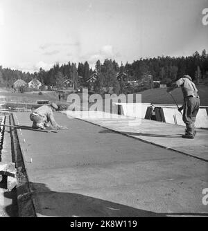 Bærum. Nadderud 1951. 48 maisons sont en cours de construction sur Nadderud. Il est question de maisons de ville à un et demi-étage avec décor selon les principes américains. Chaque appartement est dans 4 pièces et cuisines, avec une surface d'étage totale de ​​115 m², outre le sous-sol sous la moitié de la maison. Le loyer sera de 160.- couronnes par mois. Mais peut probablement être réduit. La caution est estimée à 7 000 NOK par appartement. ' Voici un gars qui maçons. Photo: Sverre A. Børretzen / NTB Banque D'Images