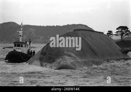 Stavanger 19851105: Le navire de ciment Concem s'est écrasé pendant les travaux sur la plate-forme Gullfaks B dans le Gandsfjord, et 10 personnes ont péri. Ici, le marché du ciment renversé. Des navires avec des plongeurs sont à la recherche de ceux tués. Photo: Jens O. Kvale / NTB / NTB Banque D'Images