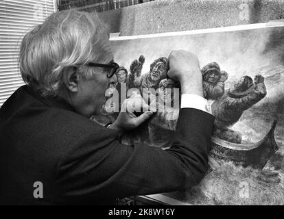 196811 artiste Kaare Espolin Johnson en travaillant avec l'une de ses photos de Lofoten. Photo: Ivar Aaserud / courant / NTB Banque D'Images