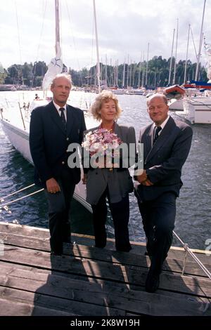 Oslo 19890608 le voilier 'Fram XI' est baptisé par Else Sundt. Jeudi, le nouvel Entonner du prince héritier Harald, « Fram XI », a été baptisé à la Reine d'Oslo. C'était Else Sundt, armateur Petter C.G. Une femme en bonne santé, devenue la marraine du bateau après qu'elle ait écrasé la bouteille de champagne contre le bord du bateau. Ce n'était pas une coïncidence si c'était précisément elle qui a obtenu l'honneur. C'est Petter C.G. Sundt qui a financé la nouvelle machine de régate. Seul le bateau a coûté 2,1 millions NOK. De V: Crown Prince Harald, Else Sundt et Petter Sundt. Photo: Olav Olsen / NTB Banque D'Images