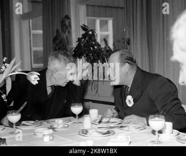 Røros février 1961 NM ski à Røros. Au banquet de la partie après le championnat a été bien apporté dans le port, entre autres choses ont participé. Roi Olav (toujours avec la rosette officielle) et auteur Johan Falkberget. Voici les deux en conversation pendant le dîner. Photo: NTB / NTB Banque D'Images