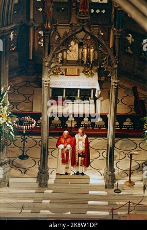 Trondheim 19890602. Le pape Jean-Paul II visite la Norvège. La photo : le Pape Jean-Paul II à la Cathédrale de Nidaros à Trondheim. Bishop Kyrre Bremer T.H. Photo de présentation. Photo: Steinar Fjesme / NTB / piscine SPBEKEIL Banque D'Images